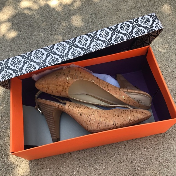 NEW Isola Serena Cork Heels - Picture 2 of 6